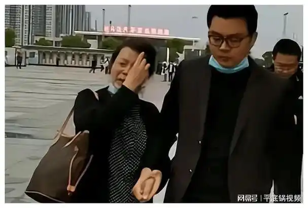 郭威一家变化大,网友质疑其忘本与道德品质!