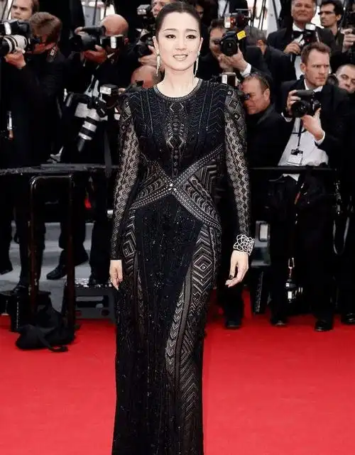 巩俐得有130斤,穿蕾丝不媚俗且一身黑显瘦高级,张艺谋后悔过吗|上衣