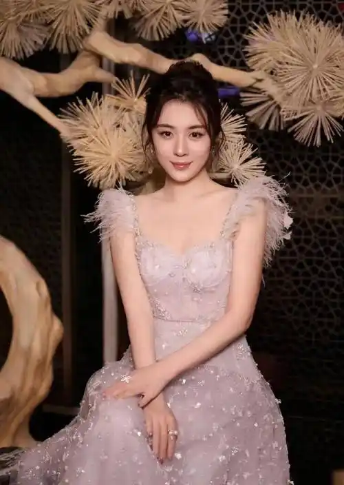 近日,知名女演员王晓晨的一组羽毛长裙写真曝光,吸引了众多粉丝的关注