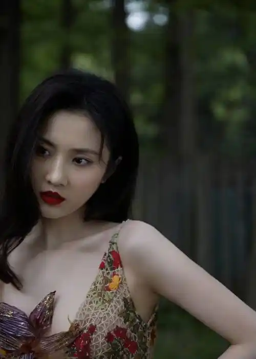 曾被评谋女郎中知名度最低,今一袭印花抹身材裙,明艳动人_张慧雯