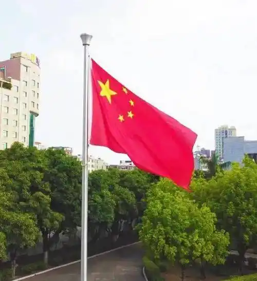 一面面鲜艳的五星红旗迎风飘扬, 成为最靓丽的风景线.