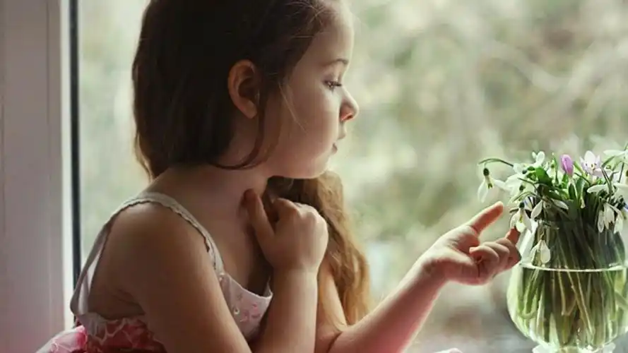 可爱欧美小萝莉高清桌面壁纸