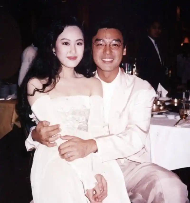 69岁钟镇涛晒照庆祝结婚8周年,与妻子范姜相守25年超幸福