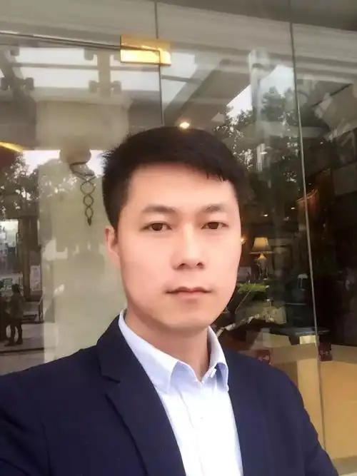 发送三张生活照(半身照2张,全身照1张),照片清晰,自然