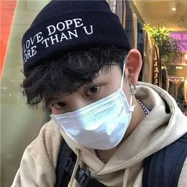 最新头戴帽子的帅气男生头像2021有灯塔的地方定会有故事