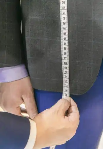 一只手在量衣服的尺寸