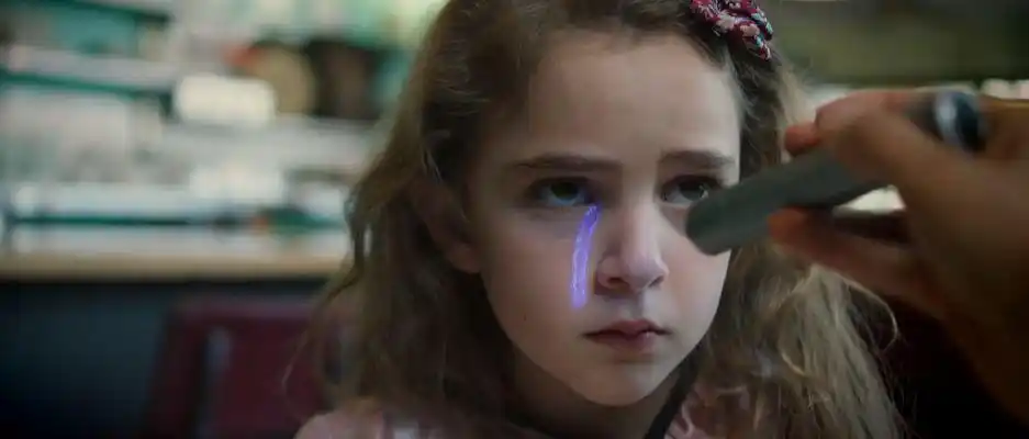 而就在这个过程中,小女孩克洛伊,犹如魔童降世,全程开挂.