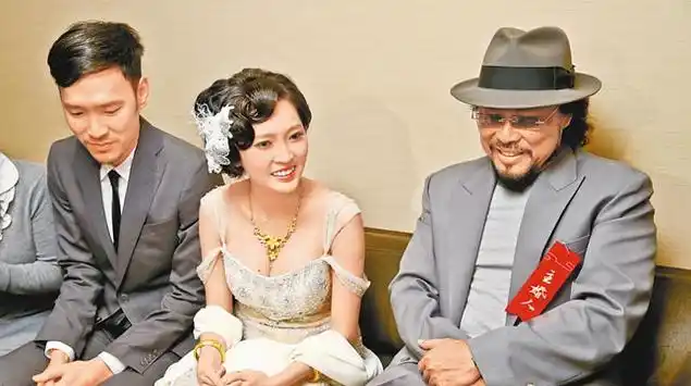 张菲媳妇翁馨仪,爆料综艺大哥私下行为,没想到当了阿公的张菲居然是