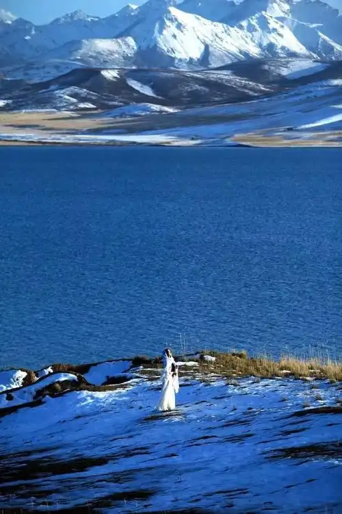 当遇上美丽的风景,可以把自己放入明信片的风景里,只需安静的站着画面