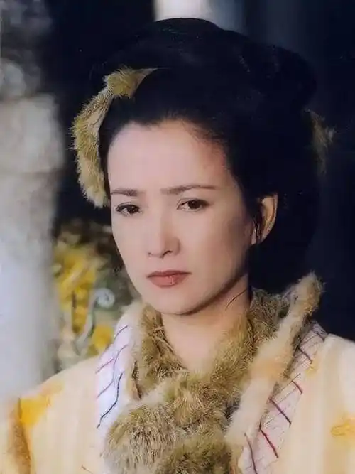 "女子专业户"何晴,衣穿简约款,色选经典色,59岁依然美丽优雅_气质