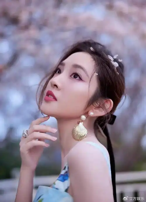 唐艺昕穿国风淡蓝色吊带裙 樱花树下赏景笑容甜蜜|唐艺昕|樱花树|吊带
