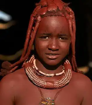 实拍女人一辈子不穿衣服不洗澡的原始部落全身涂满泥土