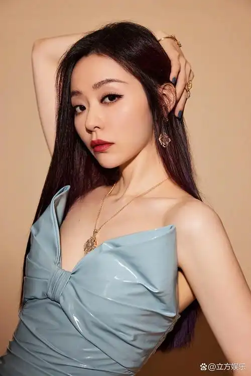 张靓颖人鱼公主服写真