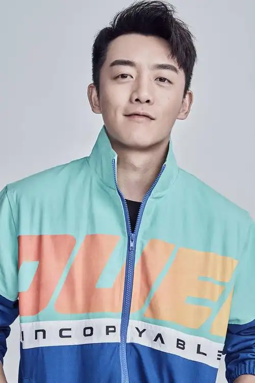 照片中的郑恺身着潮范儿十足的秋冬休闲帽衫,风衣和夹克,面对镜头阳光