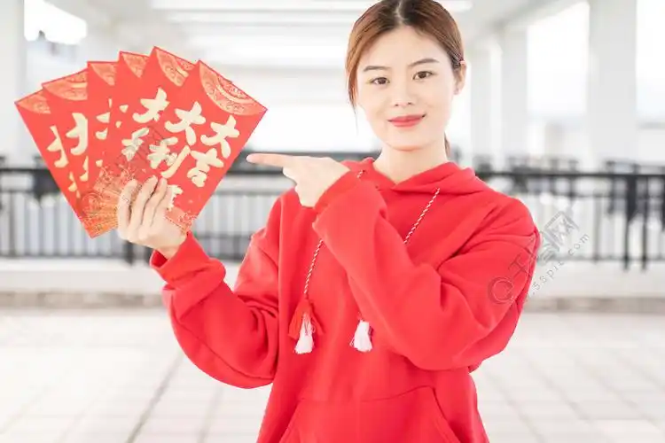 春节新年甜美女性指着红包发红包