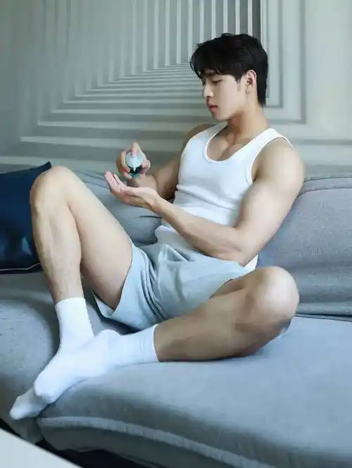 魅力四射:刘杨皓的完美身材和活力气质_运动_男人_音乐