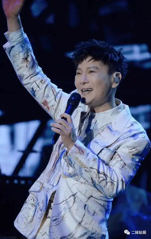 张信哲商演引热议,与富婆牵手唱歌举止亲密,被曝出场费130万_网友_舞