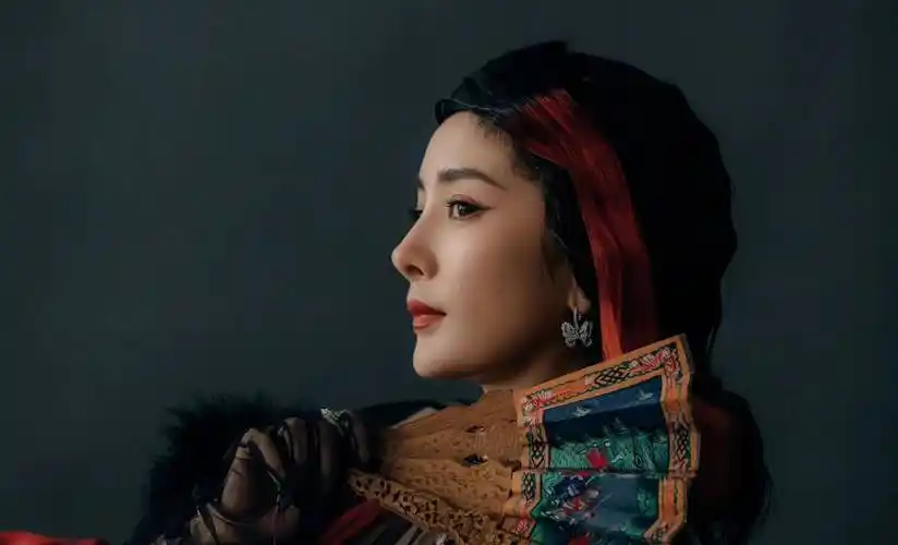 即使在受伤期间,杨幂仍然穿着时尚的衣服,这并不会损害她作为女明星的