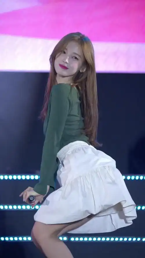 她在跳,你在▁▁▁#崔乂园 #韩流热舞 #韩国女团 #这谁顶得住啊 #回头