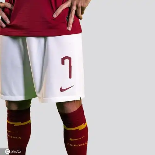 罗马队新赛季主场球衣出炉,经典红色搭闪电条纹