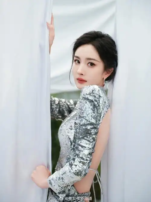 杨幂一袭露背长裙