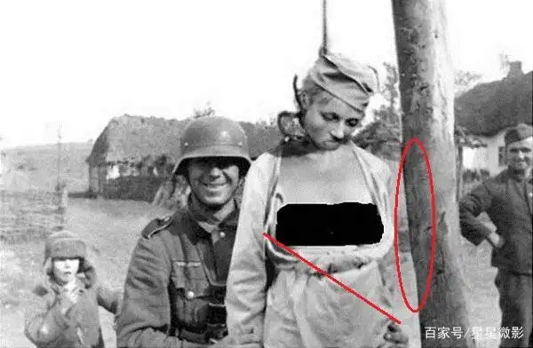 德国党卫军在一名被吊死的苏联护士旁