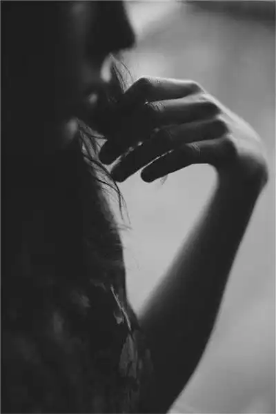 黑白性感长发美女伤感图片手机壁纸