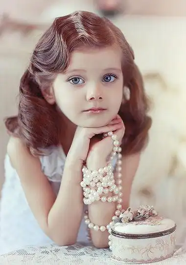 发型师姐编辑:jane 分享到  梳给漂亮女孩的可爱气质发型,长发其实