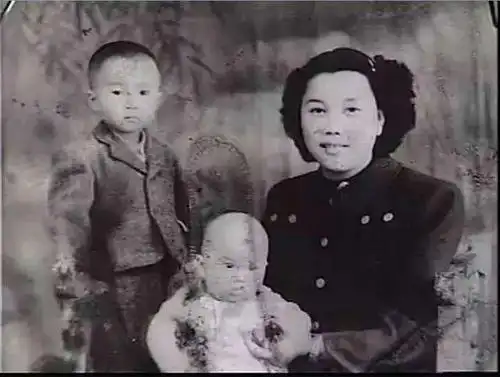 王洛宾妻子黄静和两个儿子