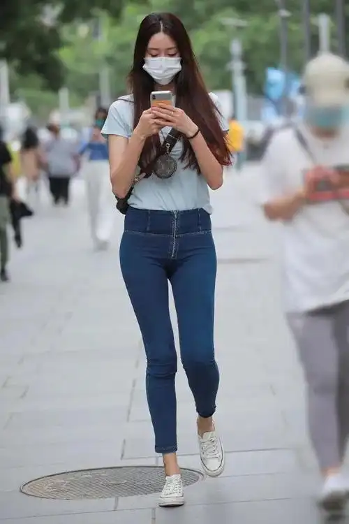 穿牛仔长裤的时尚女生