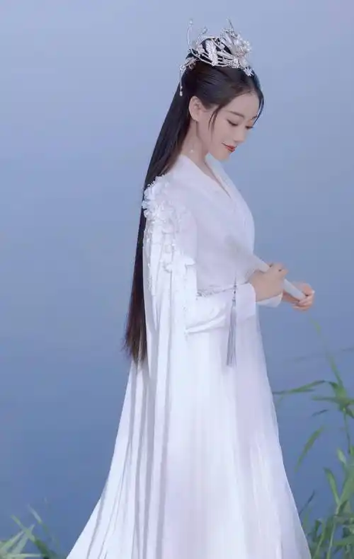 祝绪丹玉笛古韵大片,白衣翩翩纯净温柔,是魔幻小仙女没错了