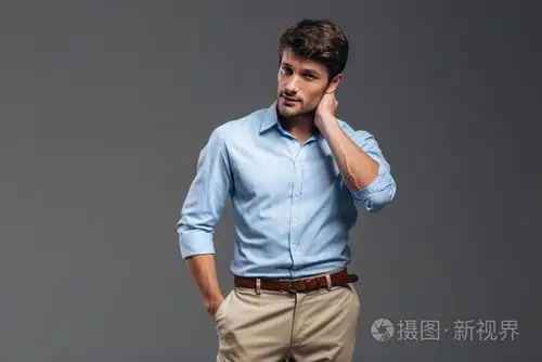 一个沉思的休闲男人站的肖像