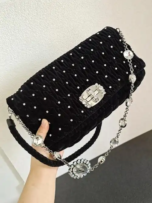 miumiu丝绒水钻宝石链条包极致复古