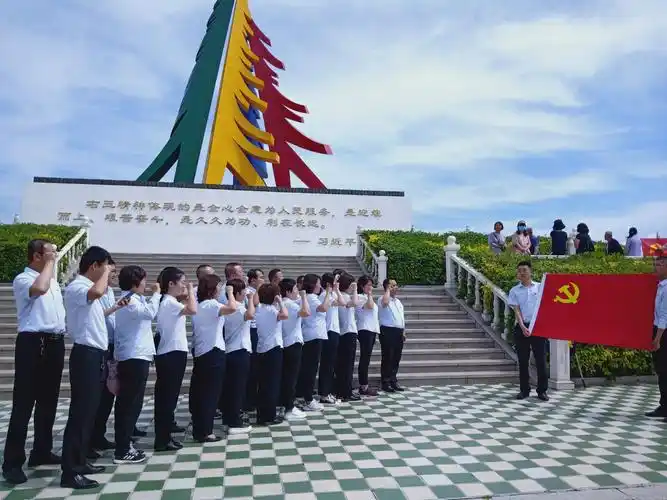 全体党员在党旗下庄严宣誓,重温入党誓词,坚定党的信念,矢志不渝跟党