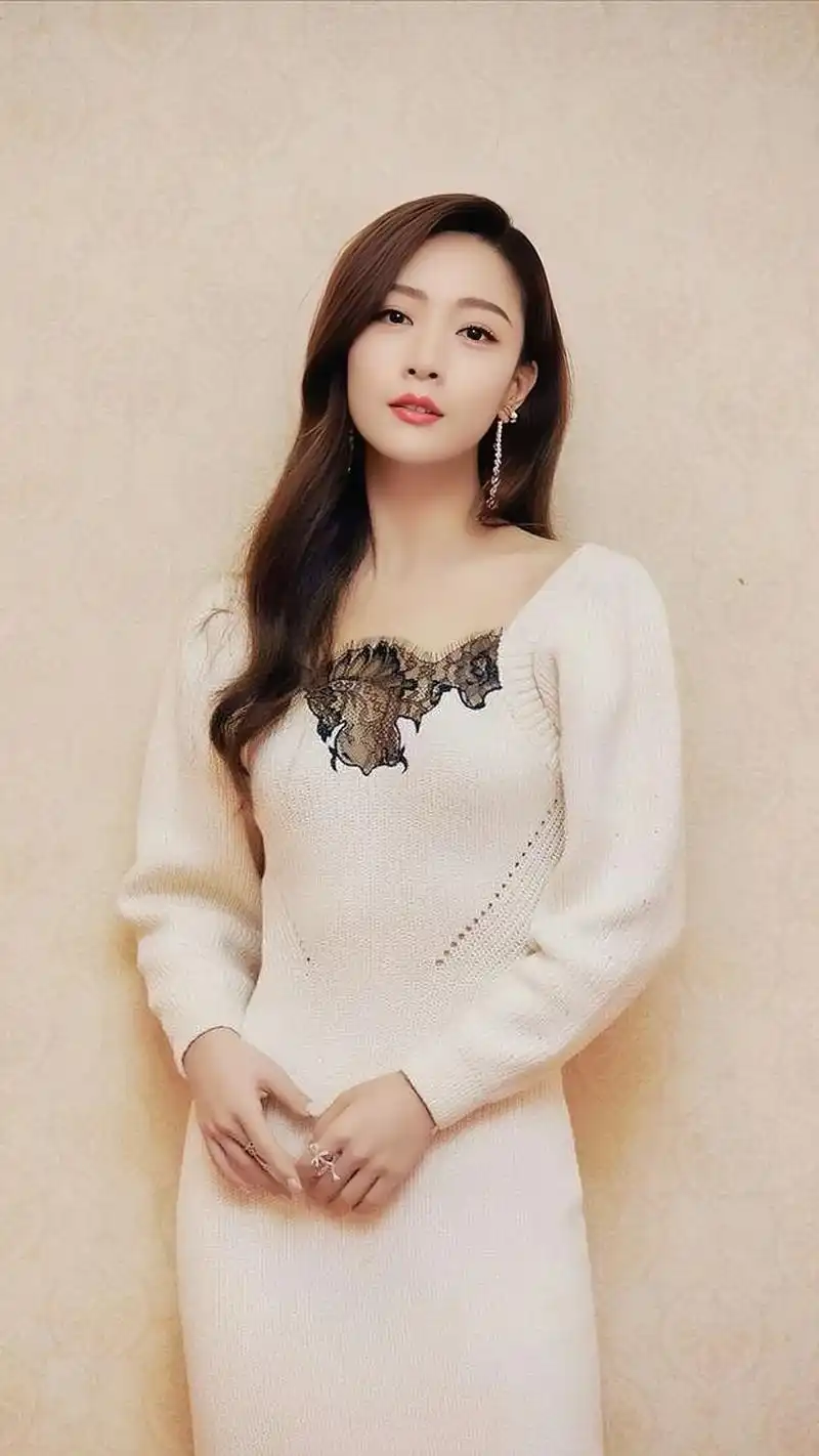 白冰,俏丽好看的脸庞和妩媚优雅的身材