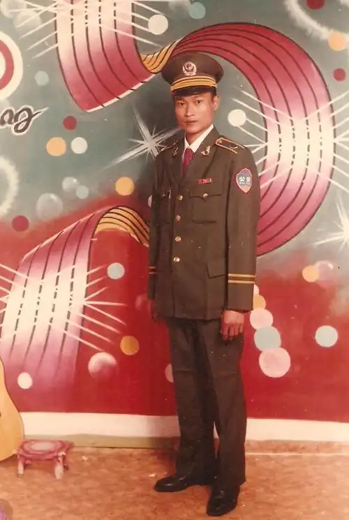 一名警官,手持长枪,满脸微笑. 转载自百家号作者:娱史讲座