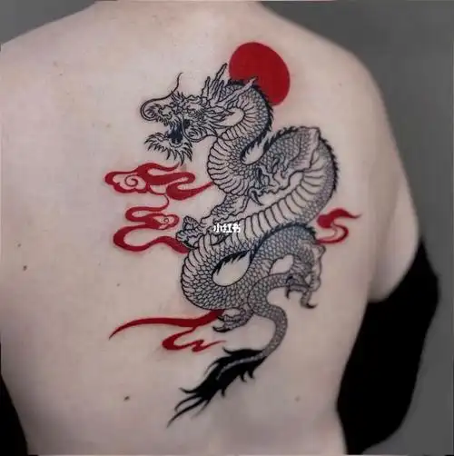 长沙纹身店龙纹身的女孩