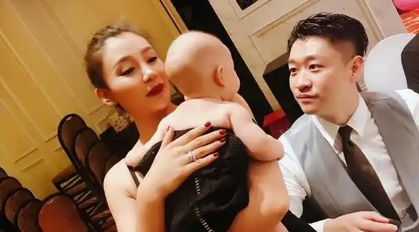 曹云金33岁前妻晒近况!咖啡厅跳舞自信满满,小腹凸起明显引猜测