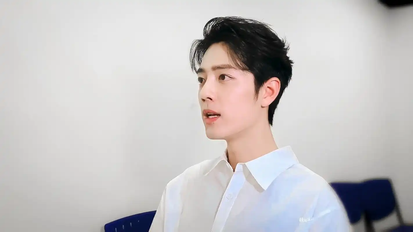 爱这个白衬衫背头喝水 一直羡慕这根吸管来着 #百闻不如一见是肖战