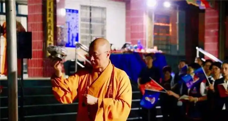 原创28年前此人放弃上亿身家皈依佛门如今母亲仍在等他回家