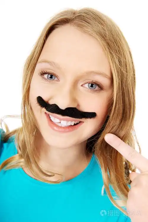 幸福的年轻女人留着小胡子