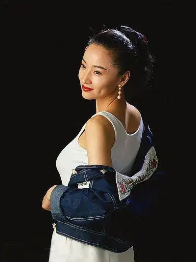 成为黑道情妇被打到子宫脱落,54岁无人敢娶