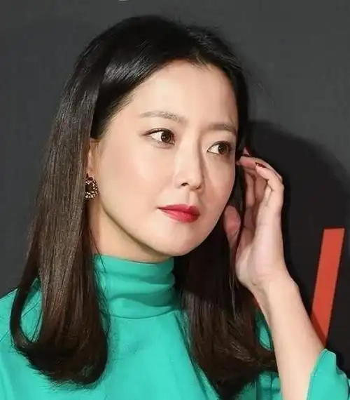 高清镜头下41岁金喜善真实容貌曝光,脸部一丝皱纹都没有,美呆了