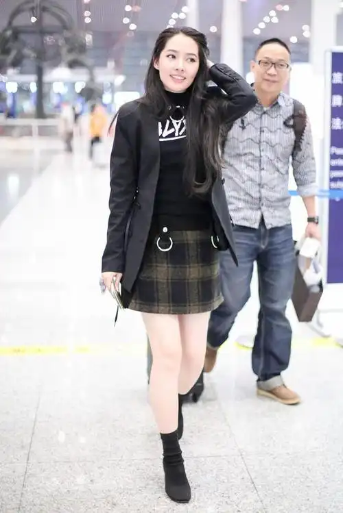向太儿媳郭碧婷真没野心!穿大衣配阔腿裤走机场,头发凌乱照样美