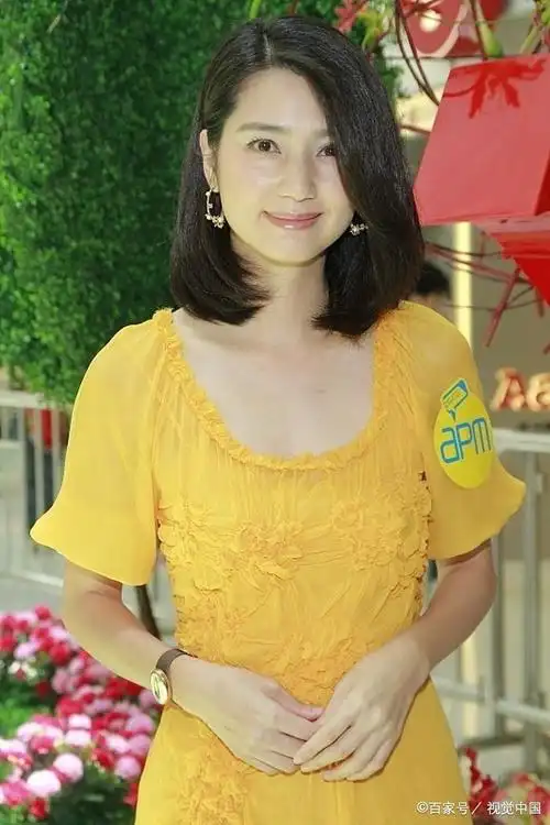 洪欣黄色连衣裙现身活动身材苗条样貌年轻心情不错全程微笑