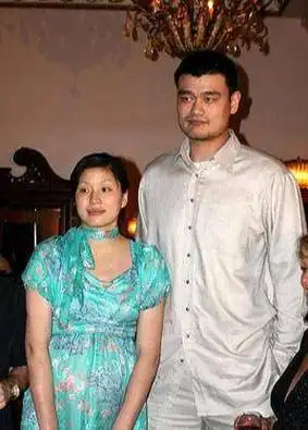和400斤的姚明睡觉是什么体验?妻子叶莉:床中间必须留条缝!