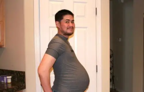 国外一名男子怀孕家庭生活美满已经诞下三个孩子