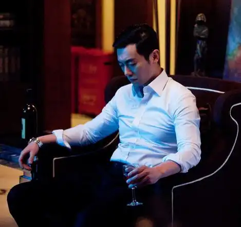 朱亚文的表演细节印象深刻:"他眼神充满残忍","他真的很man,抽烟的