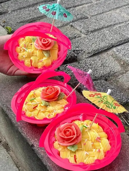 小时候很想买的那种奶油小蛋糕,印象最深的就是那一把小纸伞.