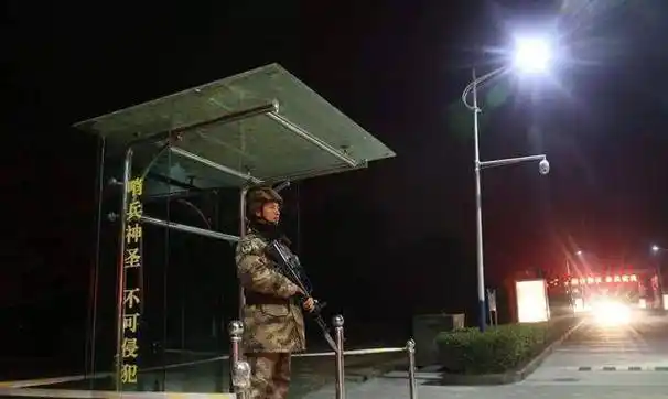 两名军人站岗放哨,为何只有一人持枪?20年前的教训太惨痛